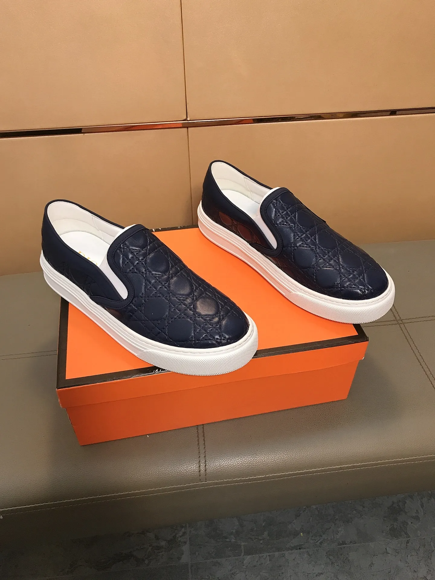Factory price 400 🔥🔥 (Dior) new men's casual sports shoes 👣 Full of charm, luxury style gentleman's shoes Upper: Made of embossed cowhide imported from Italy, breathable leather lining. Brand wear-resistant soles; with classic logo💋The whole pair of shoes is fashionable and casual without losing high-end style🎈🎈Size: 39-44 (45.46 can be customized)